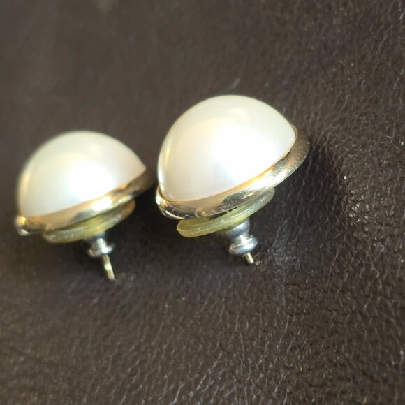 large faux pearl & goldtone round stud earrings, vintage - Picture 5 of 6